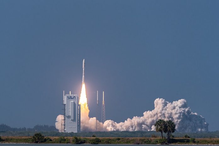 Launch_of_Atlas_V_carrying_AEHF-6_(200326-F-KD758-1007)