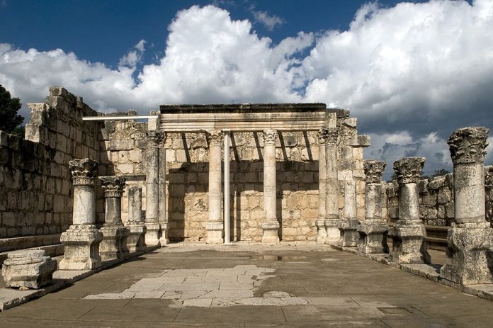 Sites_of_Christianity_in_the_Galillee_-_Ruins_of_the_ancient_Great_Synagogue_at_Capernaum_(or_Kfar_Nahum)_on_the_shore_of_the_Lake_of_Galilee,_Northern_Israel